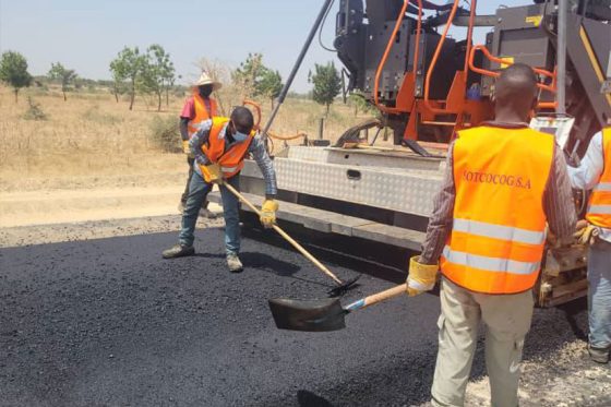 Reconstruction de la section Mora-Tchakamari : les travaux liés à la couche de base démarrent.
